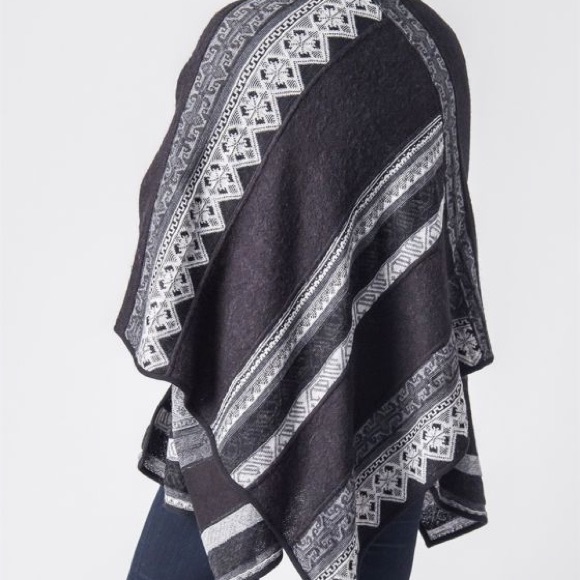 **SOLD**Elegant Colca Canyon Alpaca Ruana - Picture 2 of 3